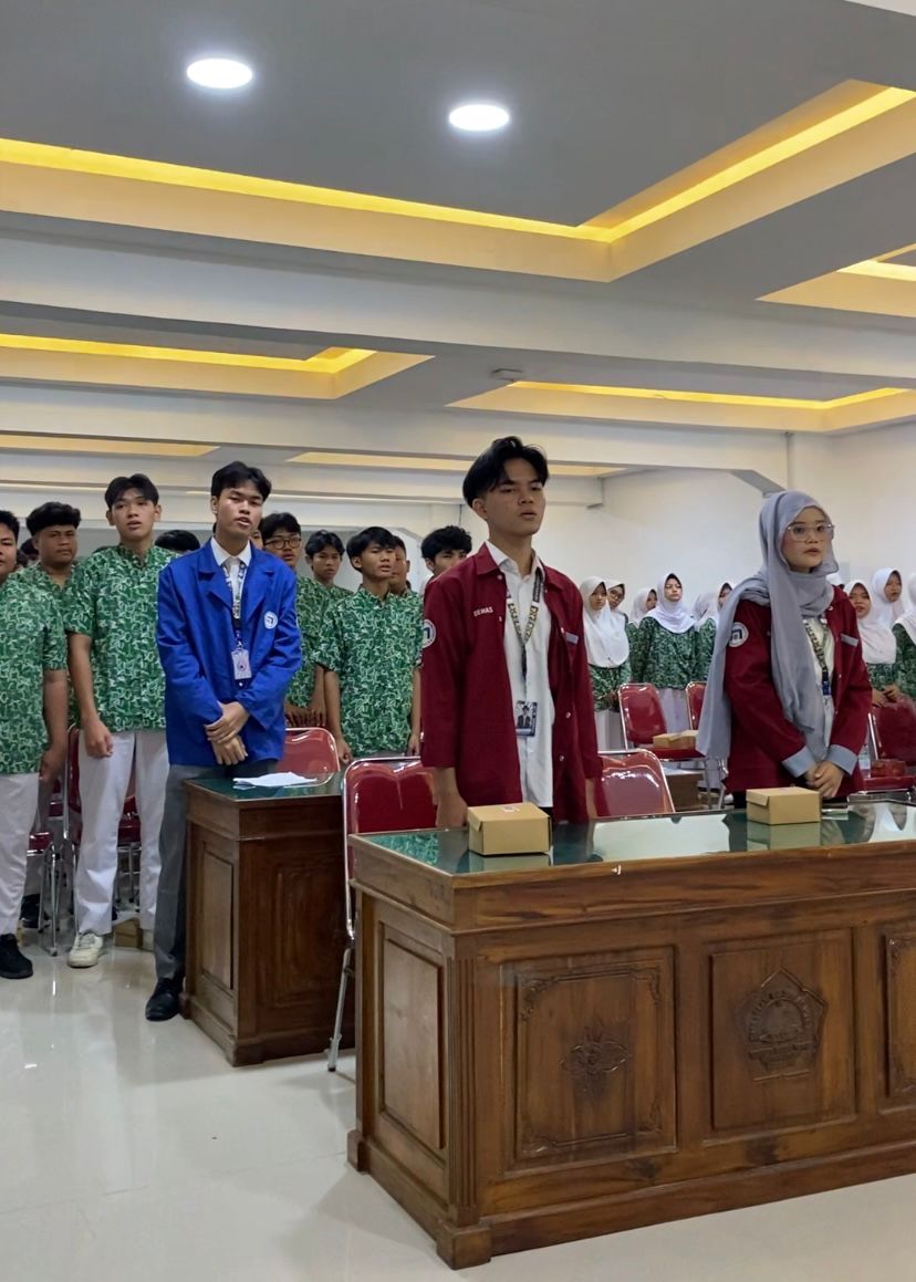 Menyanyikan Lagu Indonesia Raya 